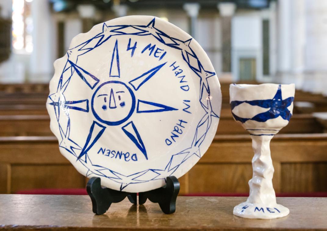 Bordje en bokaal, Delfts blauw beschilderd
