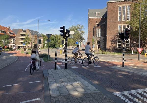Fietser bij het verkeerslicht