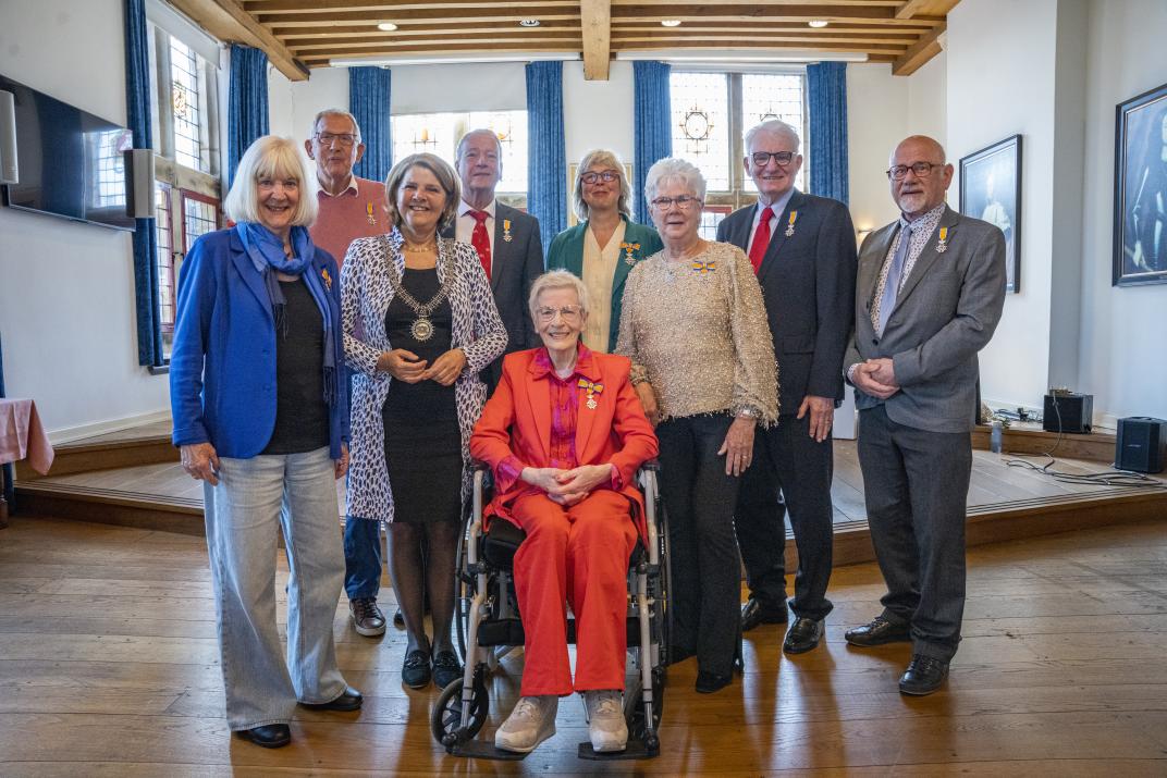 Groepsfoto van de gedecoreerden, samen met burgemeester van Bijsterveldt