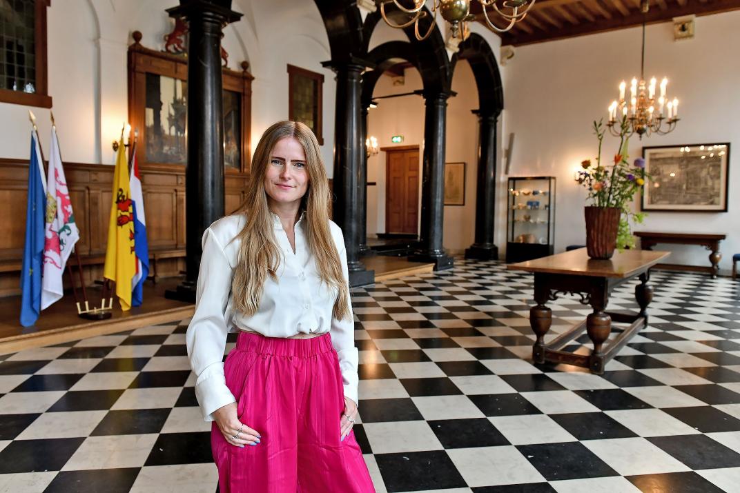 Cheyenne Toetenel in de hal van het stadhuis