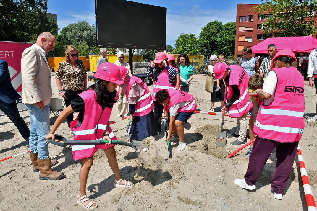 Leerlingen slaan eerste paal